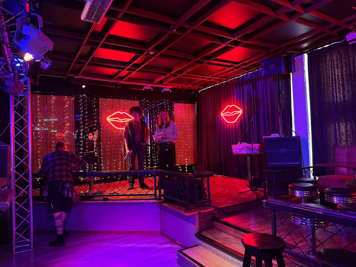 Punaiset huulten muotoiset LED-neonkyltit Solar Filmsin tuotannon lavasteissa Suomessa