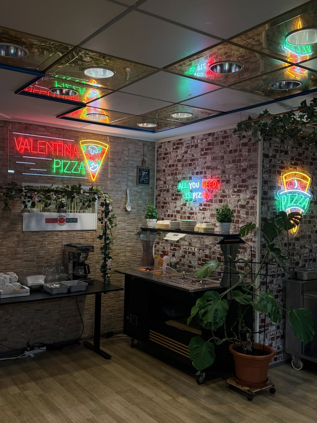 Pizza- ja hampurilaisaiheiset LED-neonkyltit ravintolassa