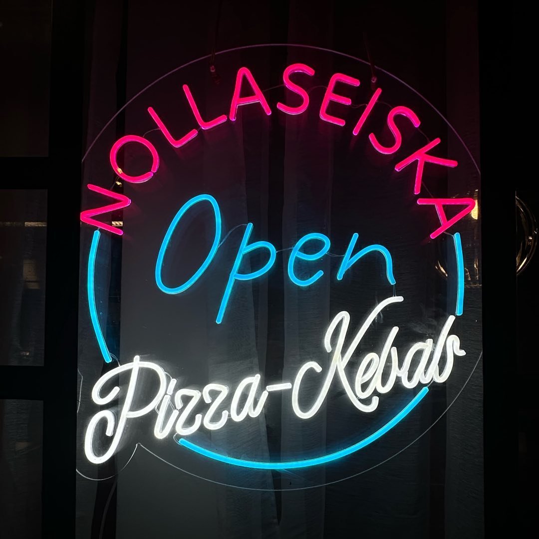 OPEN-LED-neonkyltti ravintolan näyteikkunassa