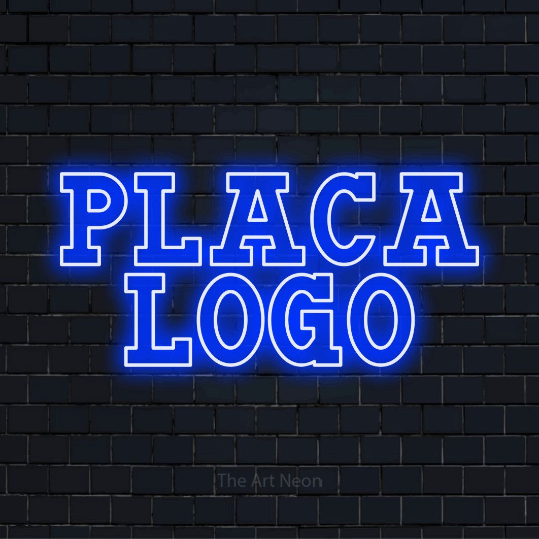 Letreiro néon LED com o design “Placa Logo” numa parede escura