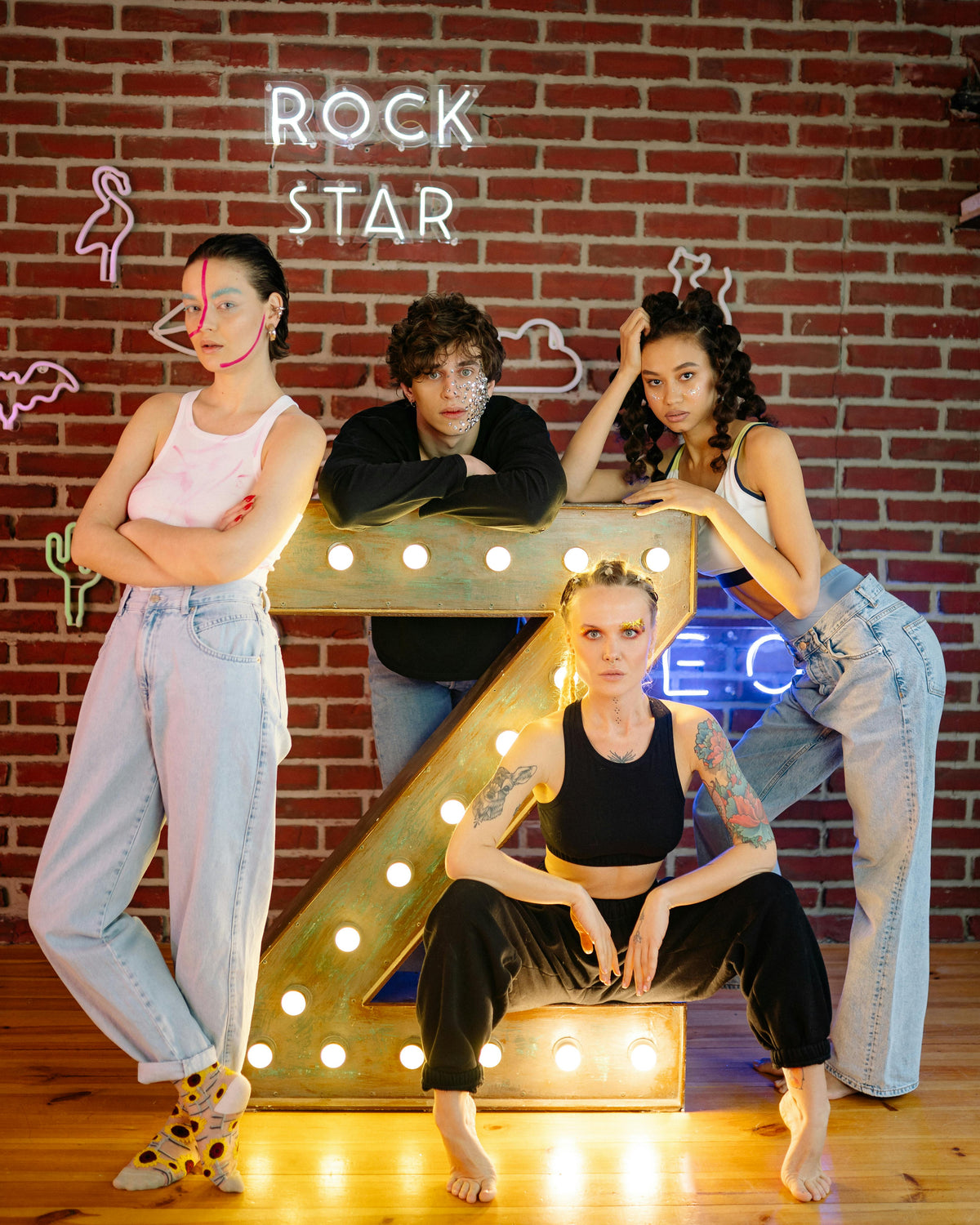 Rock Star -LED-neonkyltti tanssiryhmän yhteiskuvassa
