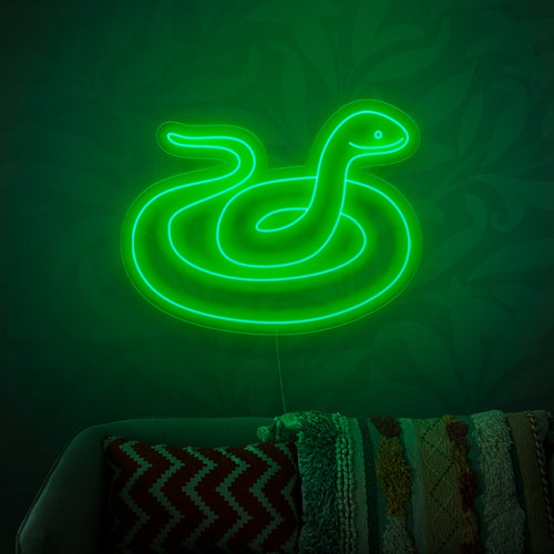 Ormens neonskylt är ett mystiskt tillägg till dekor med reptiltema, som kastar ett gåtfullt och fängslande ljus.