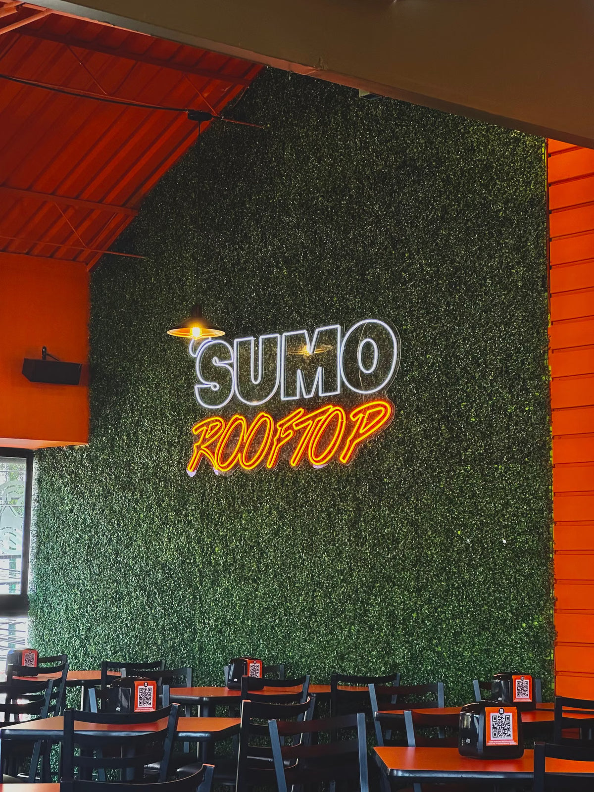 SUMO Rooftopin yksilöllinen LED-neonlogokyltti ravintolassa