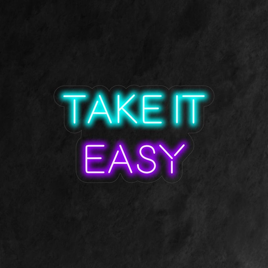 Yksinkertainen ja kiehtova valokyltti lauseella "Take It Easy". Se huokuu rentouttavaa, rauhoittavaa ja viileää tunnelmaa