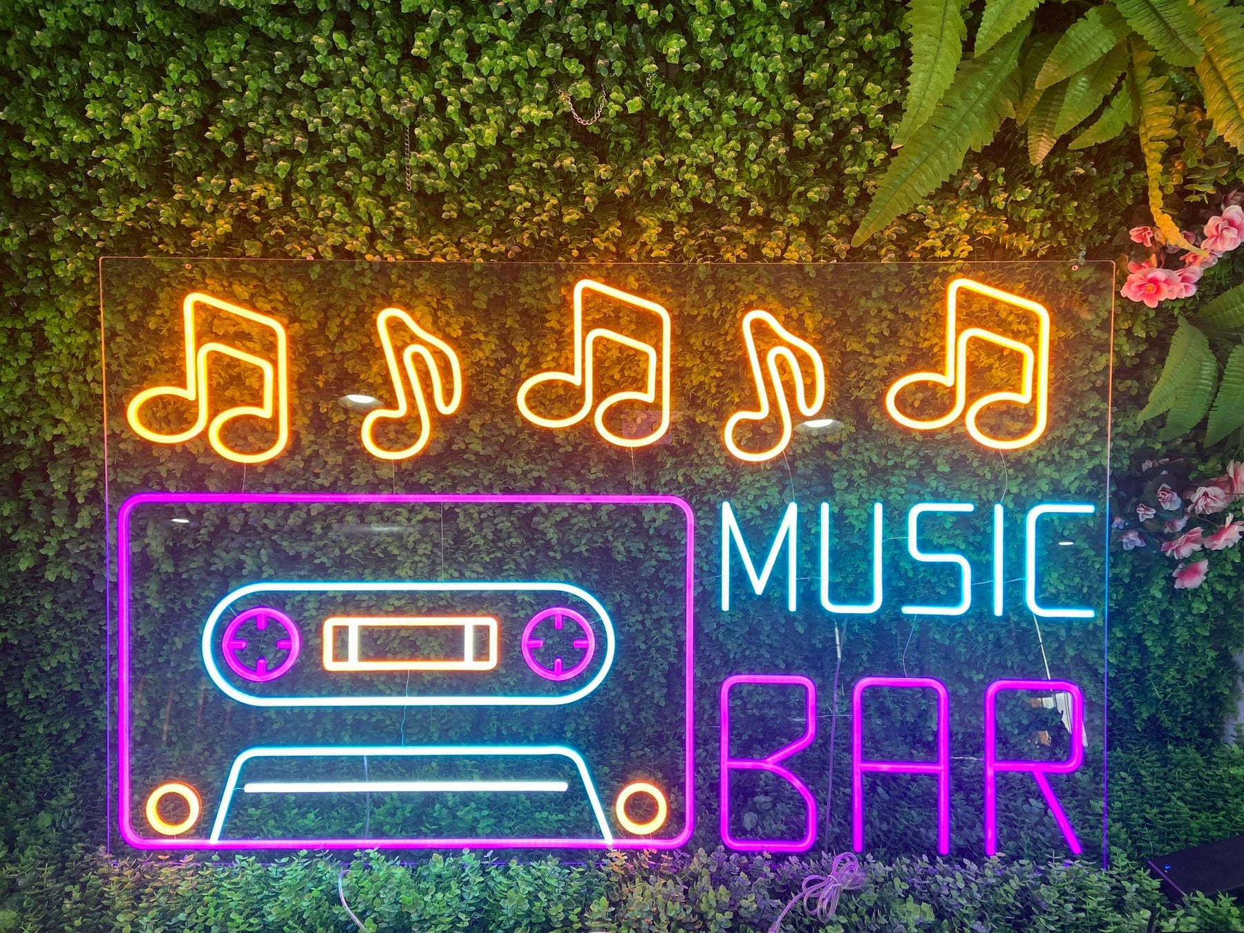 Valmis monivärinen Music Bar -LED-neonkyltti valaistuna laatutestissä
