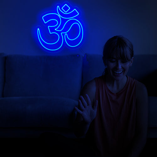 En fängslande neonskylt som föreställer symbolen för det tredje ögat, representerar andligt uppvaknande och intuition, som utstrålar ett mystiskt och förtrollande ljus