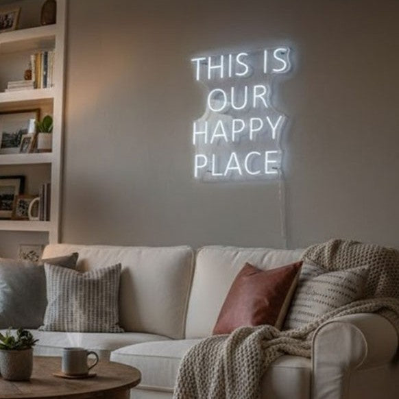 Valkoinen This Is Our Happy Place -LED-neonkyltti kalustetussa olohuoneessa