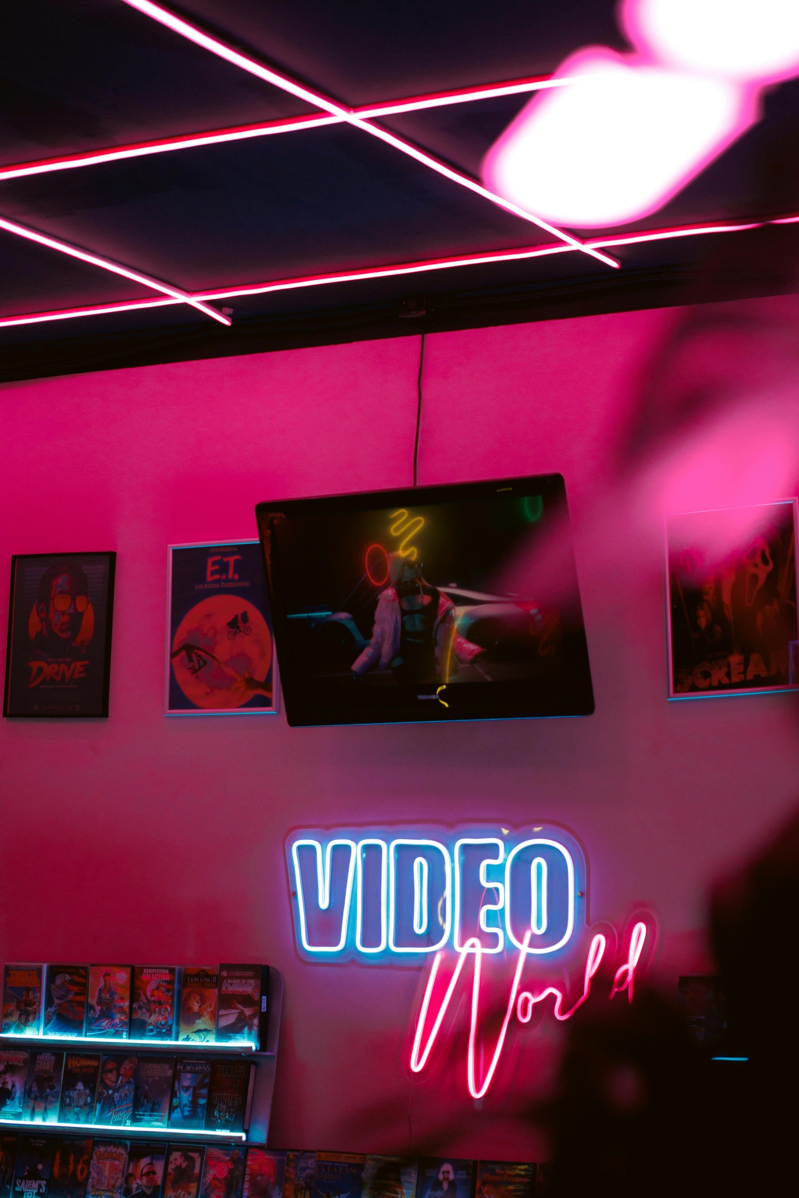 Yksilöllinen VIDEO-logon LED-neonkyltti vaaleanpunaisessa sisällöntuotantostudiossa