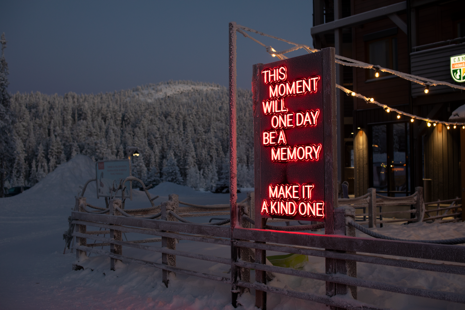 Ulkokäyttöön tehty LED-neonteksti Ruka Polar Night Light Festival -tapahtumassa Suomessa