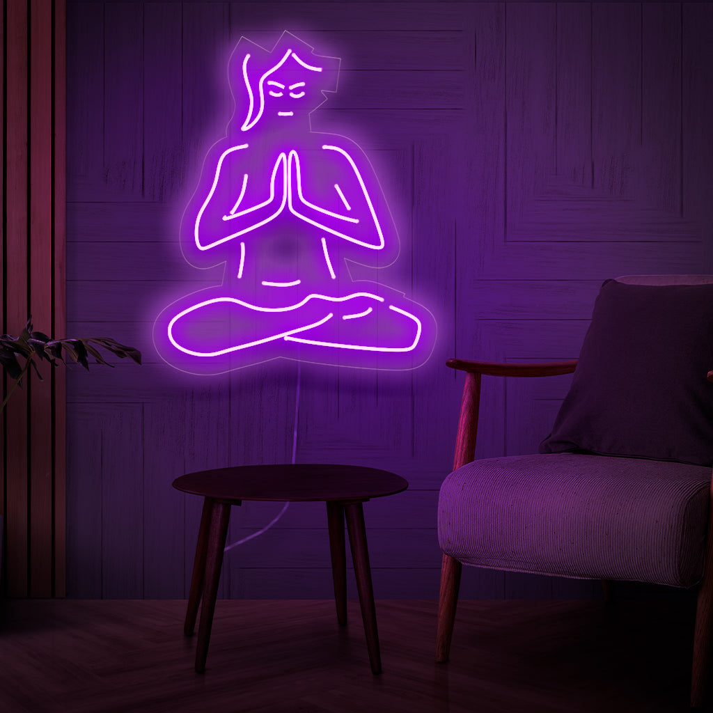 En fascinerande neonskylt med en siluett av en kvinna djupt inne i zenmeditation, som utstrålar ett fridfullt och fridfullt ljus